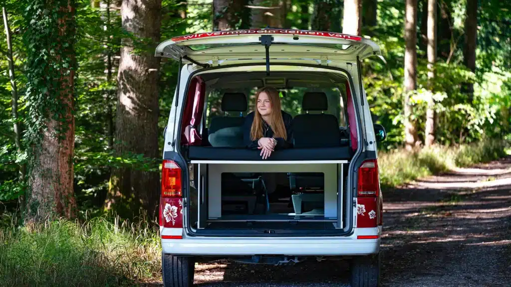 Schlafsystem Surfer als Campingmodul im Transporter Caravelle T5 T6 T61 Heckansicht